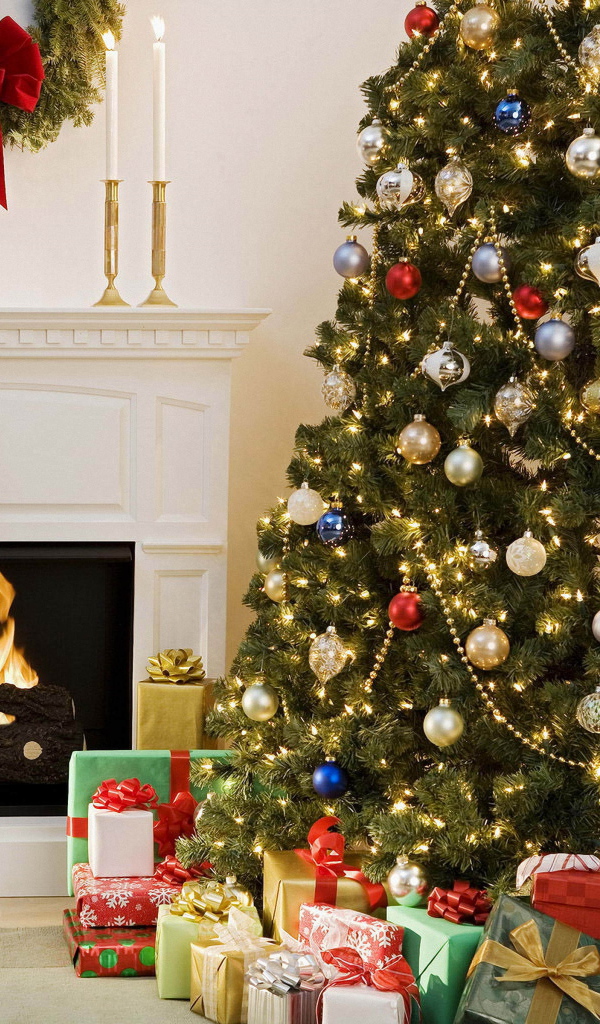 Елка с подарками около камина