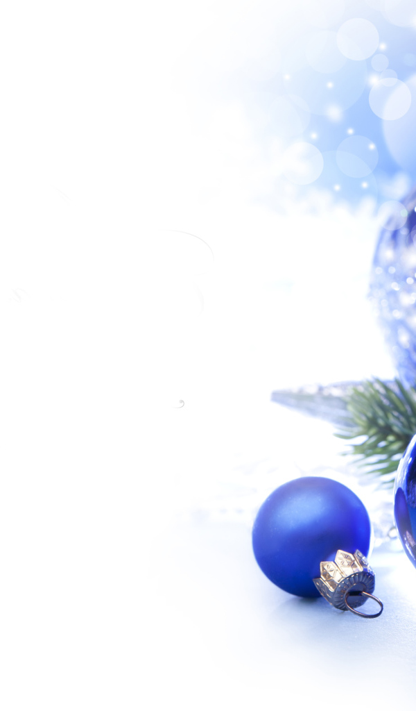 Синие шары на елке