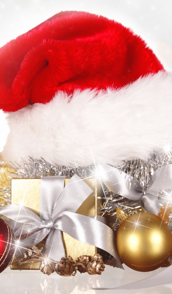 Шапка Санта Клауса на подарке