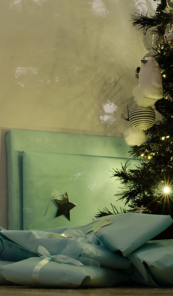 Гора подарков под елкой