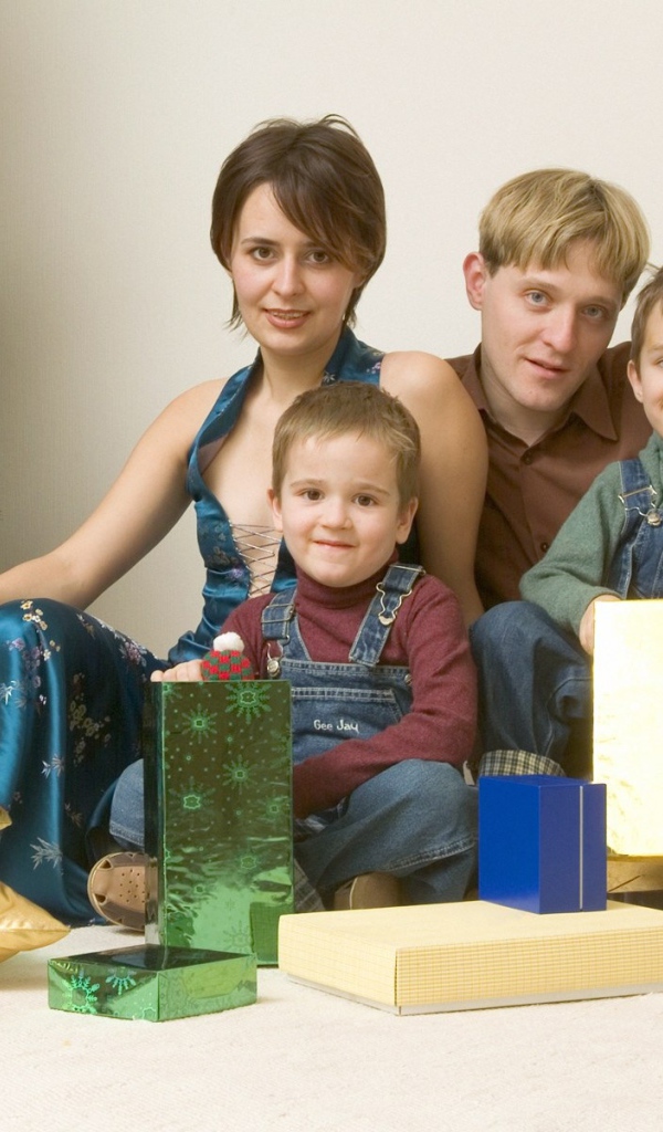 Семья празднует Новый год