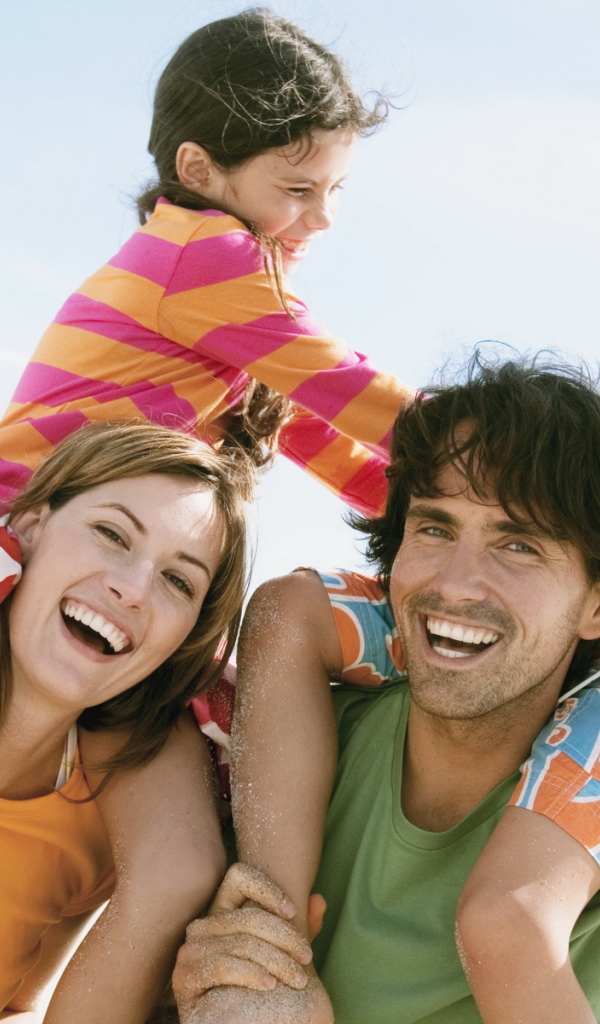 Семья с детьми у моря