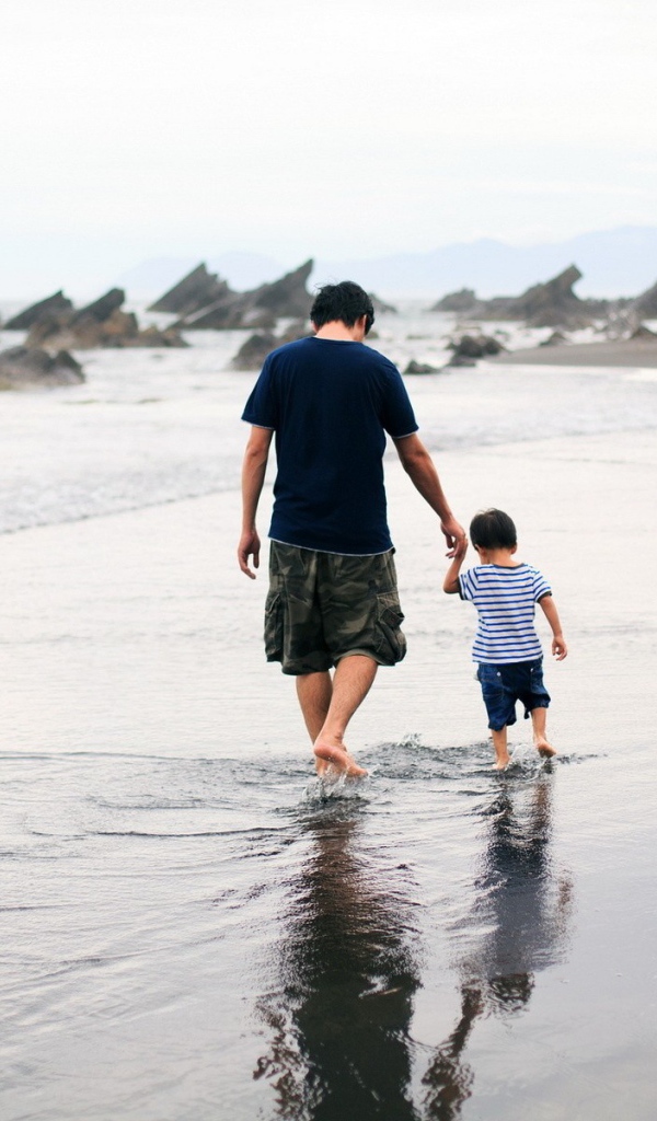 Отец с сыном гуляют по воде