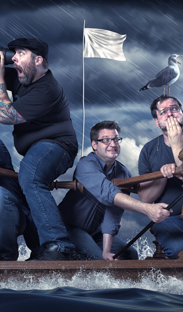 Мужики на спасательном плоту