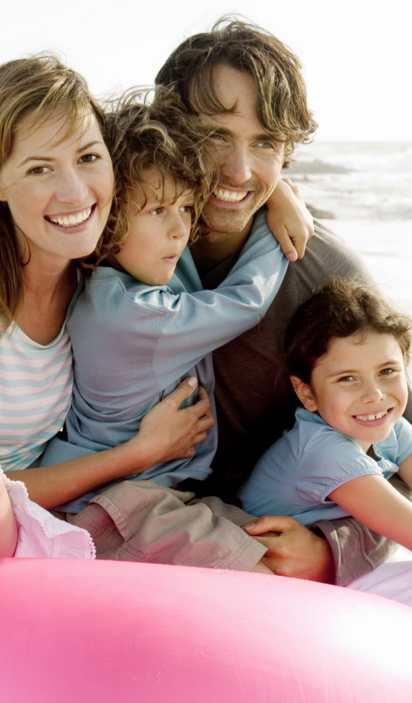 Счастливая семья на пляже