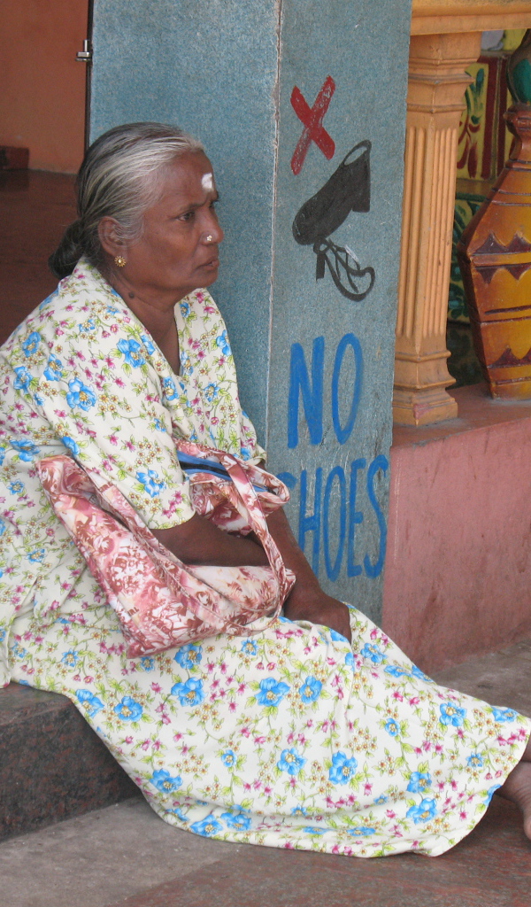 Индианка отдыхает на пороге