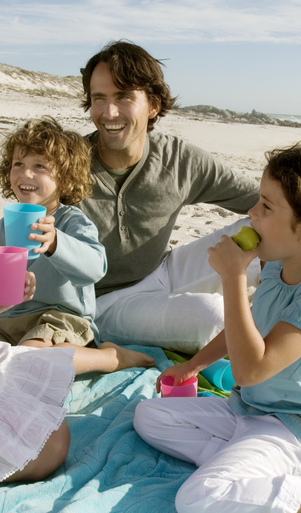 Пикник на пляже у семьи