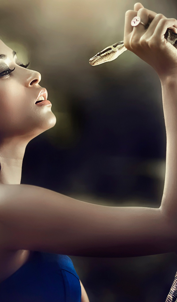 Змея в руках у девушки