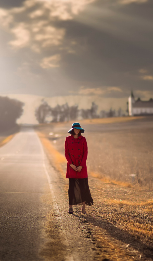 Женщина в красном пальто