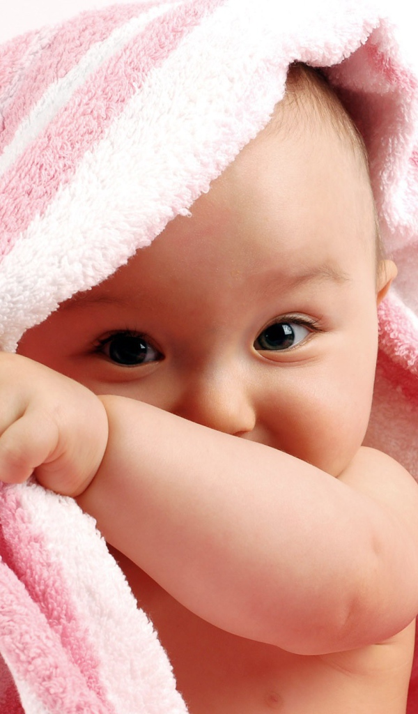 Ребенок под полотенцем