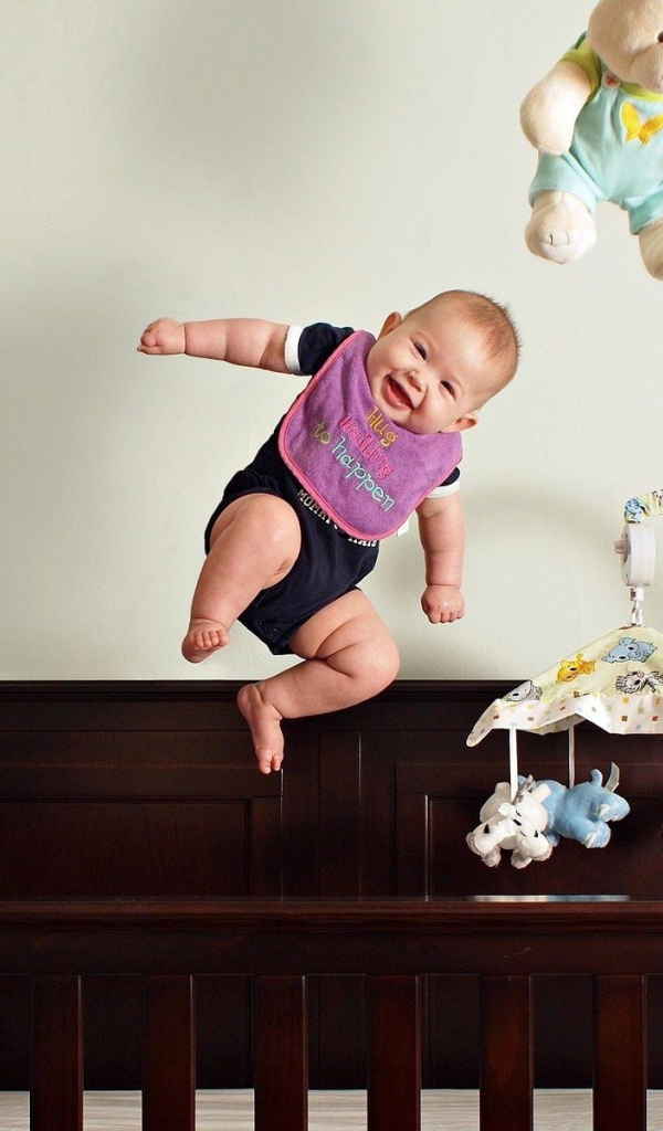 Ребенок летает с игрушками