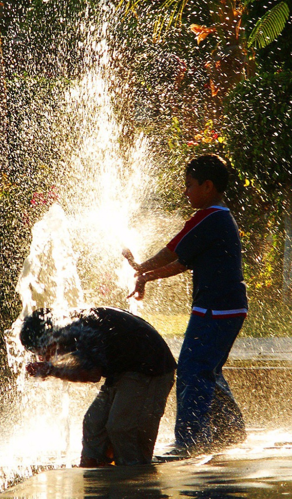 Дети обливаются водой