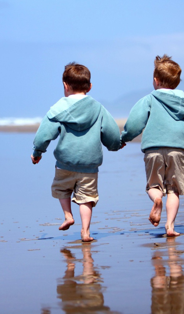 Дети бегают по воде