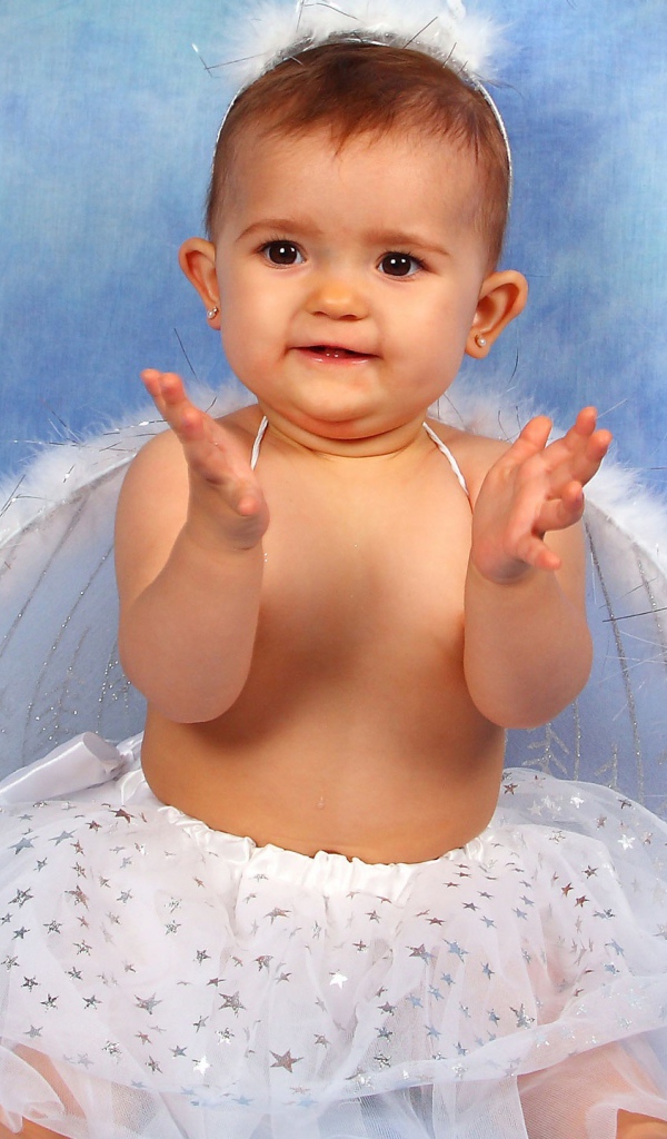 Милая девочка-ангел