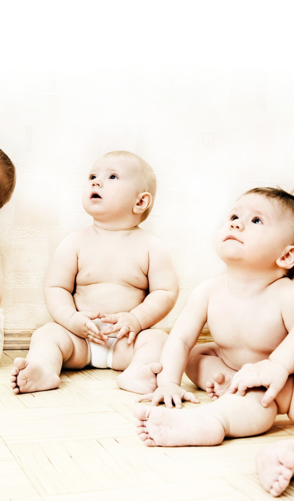 Сидящие малыши