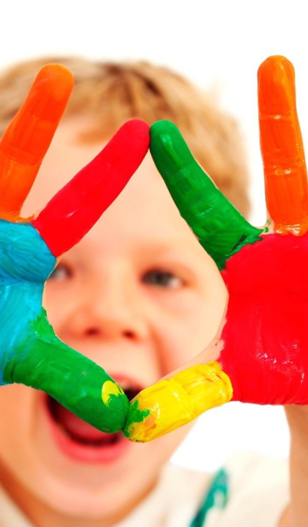 Ребенок с красочными руками