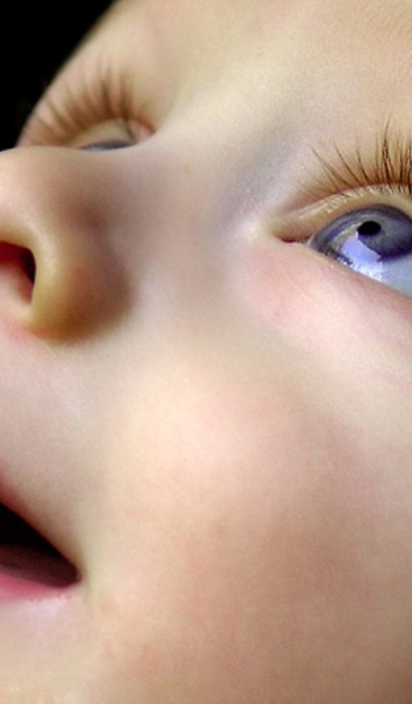 Малыш смотрит вверх