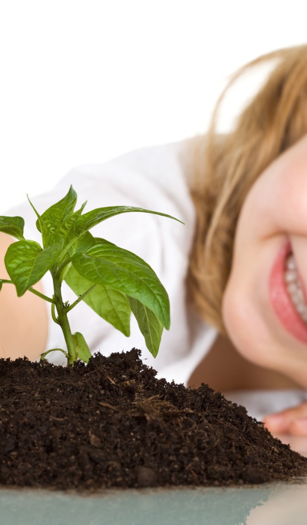 Ребенок сажает цветок