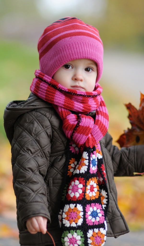 Ребенок в осеннем парке