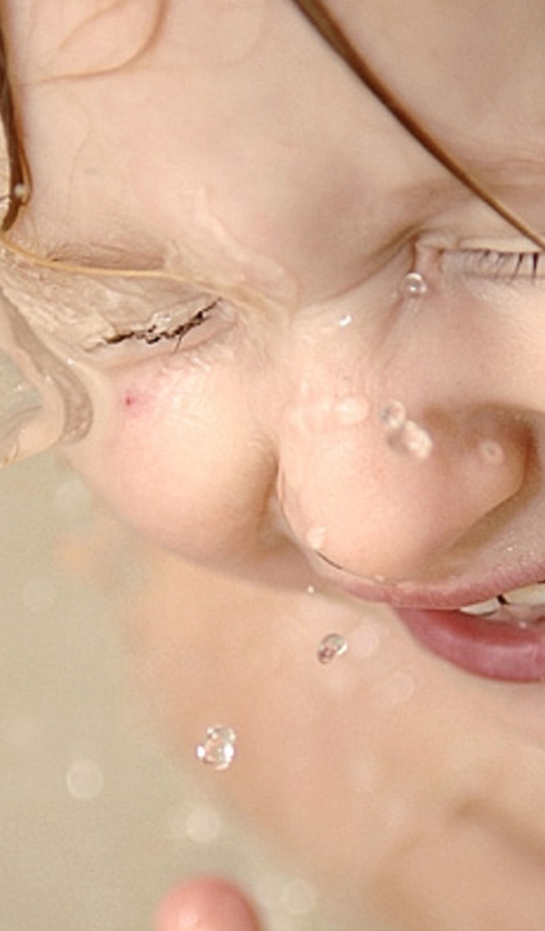 Ребенок играет в воде