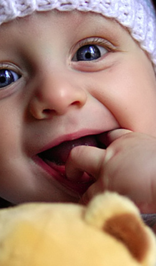 Малыш играет с куклой