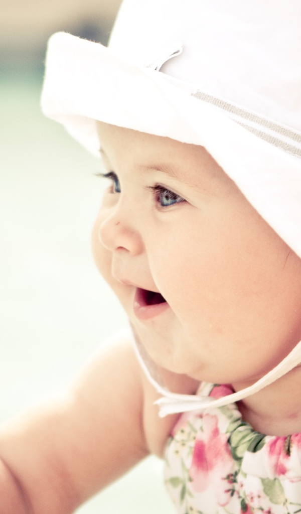 Милый ребенок в шляпе