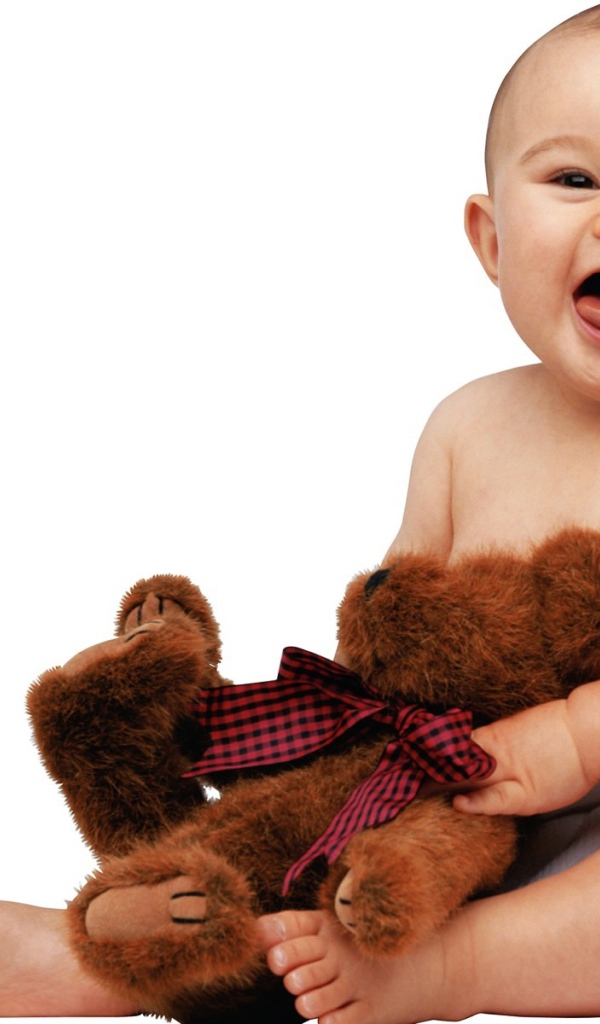 Малыш с медвежонком
