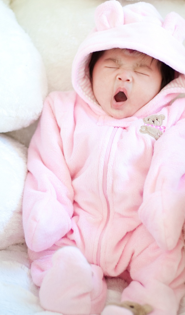 Ребенок зевает