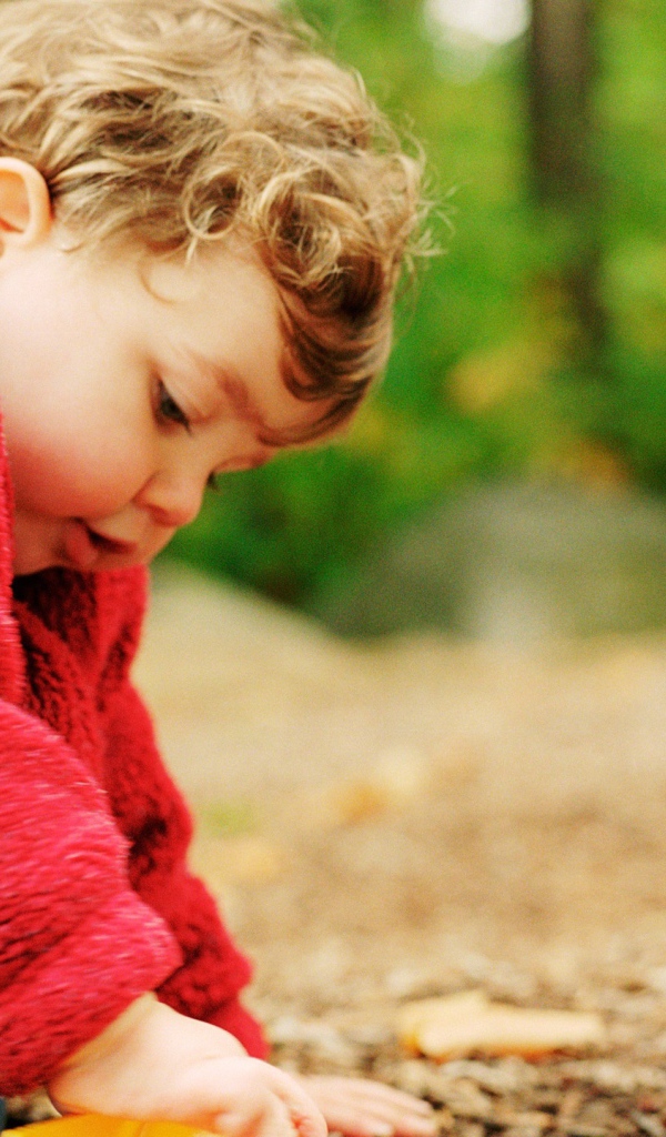 Ребенок играет