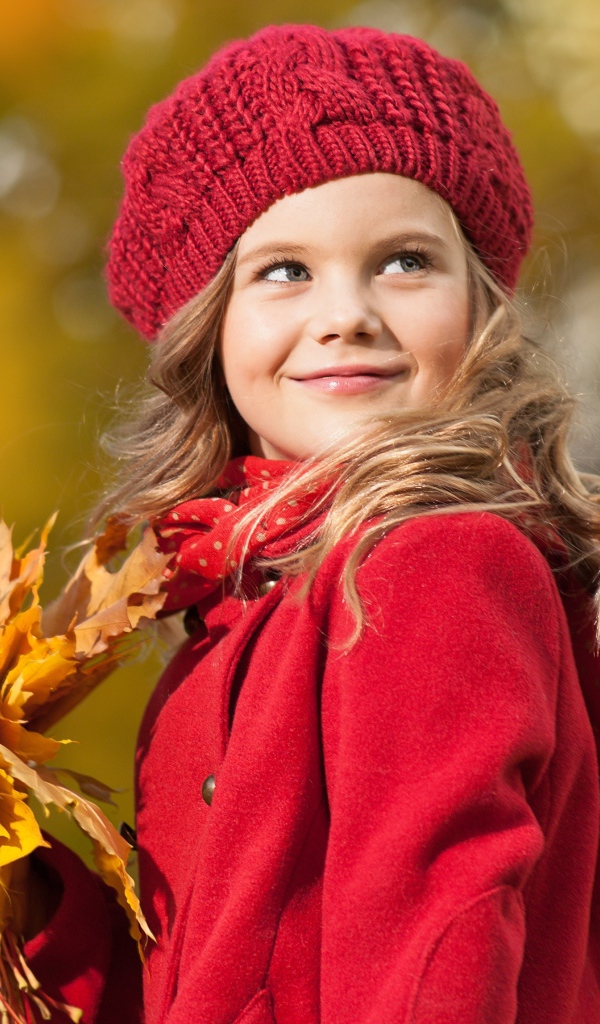 Девочка с желтыми листьями