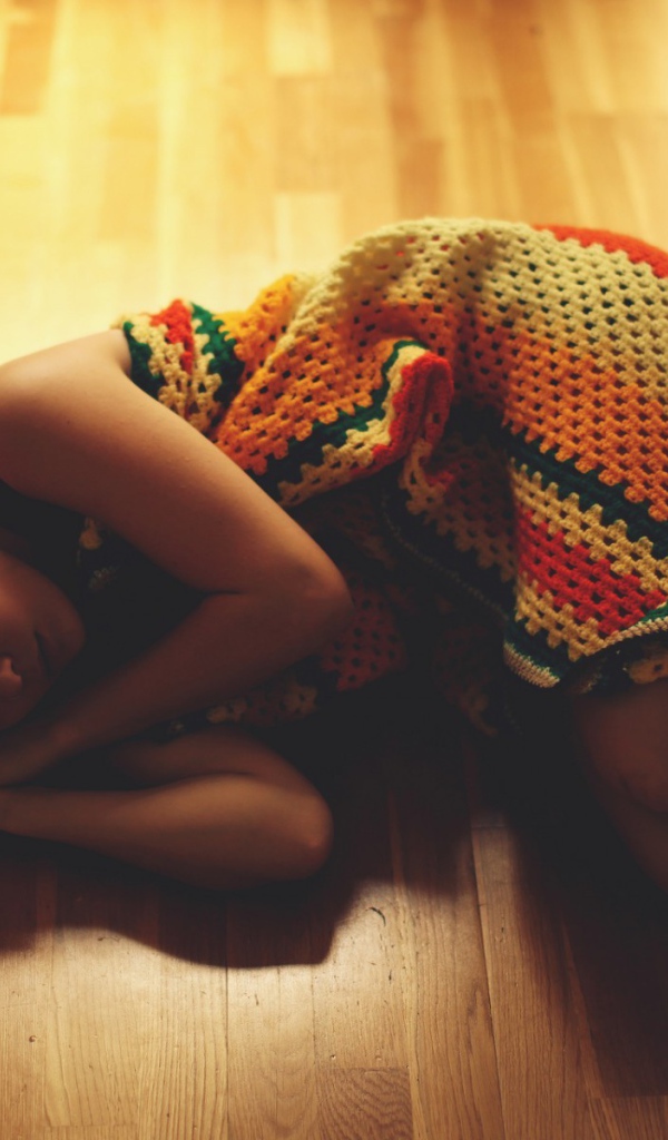 Девочка лежит на полу