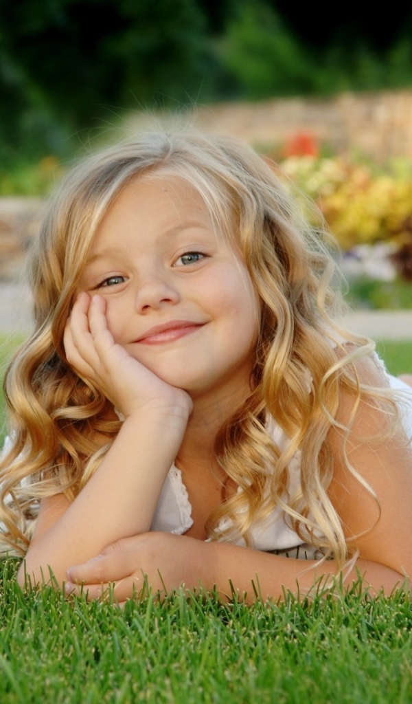 Маленькая девочка на газоне