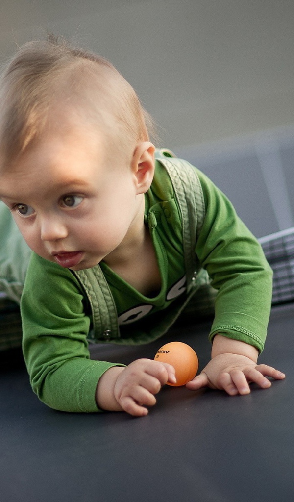 Ребенок на теннисном столе