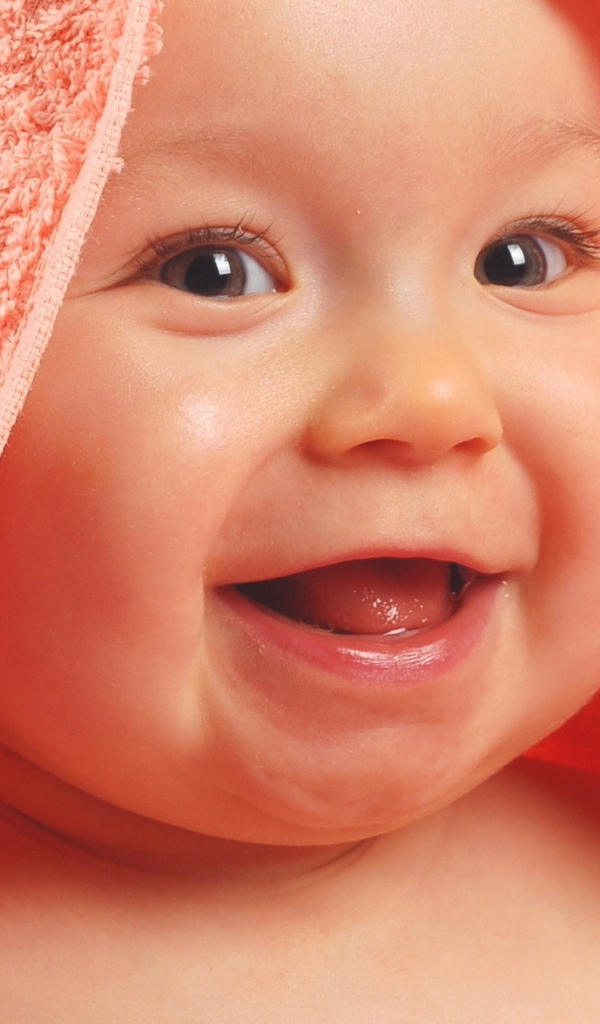 Ребенок в полотенце смеется