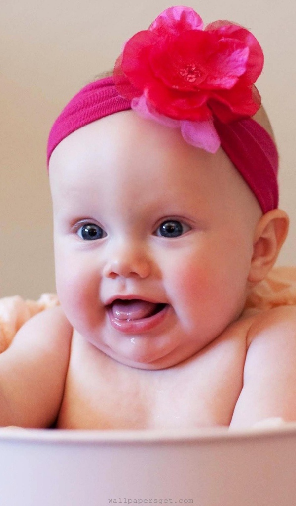 Ребенок купается и улыбается