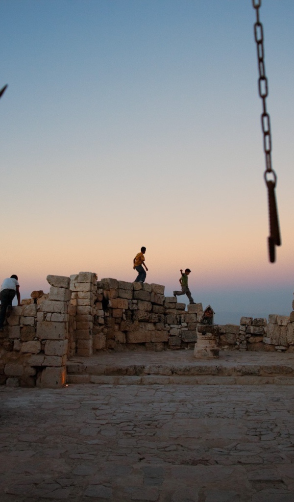 Дети играют на развалинах