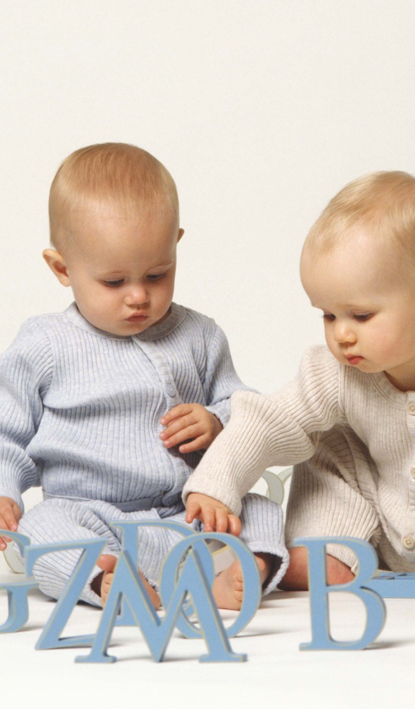 Дети играют с буквами