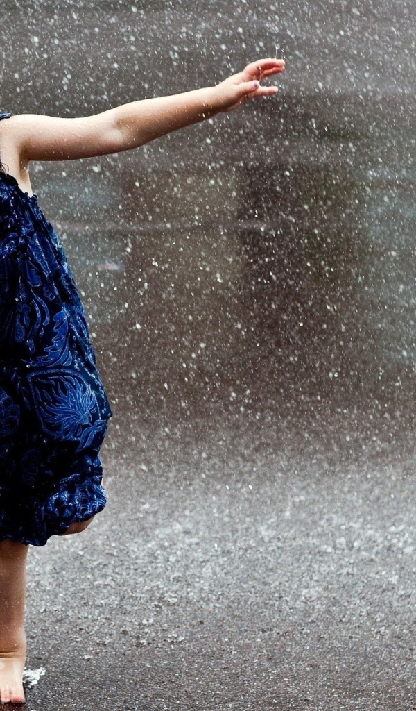 Маленькая девочка под дождем