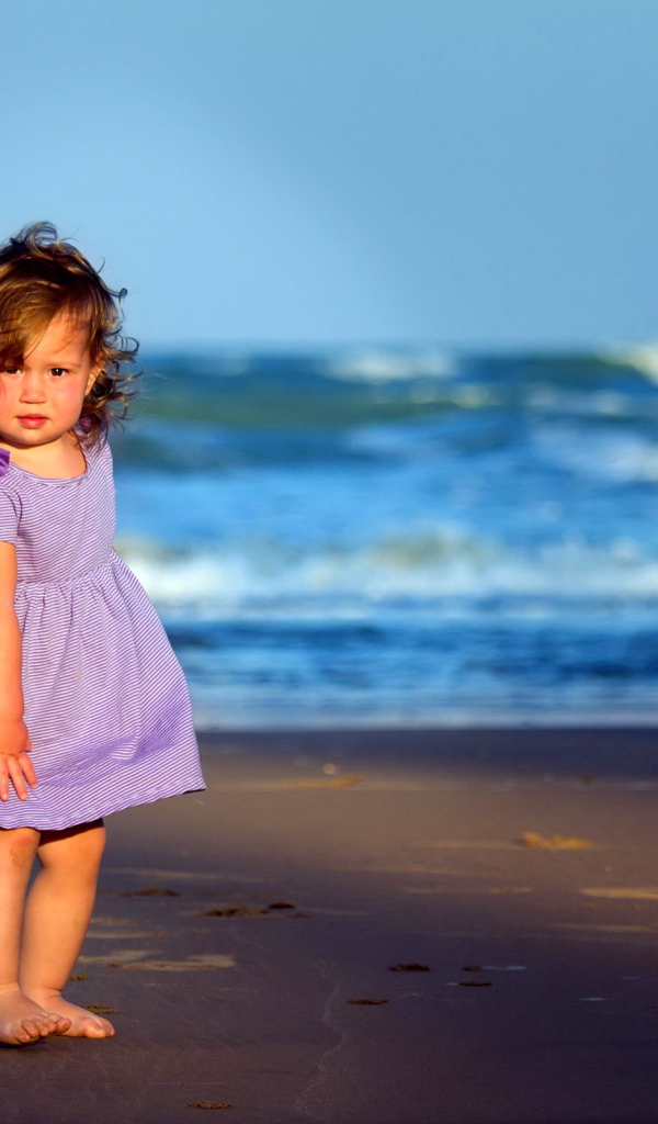 Маленькая девочка на пляже