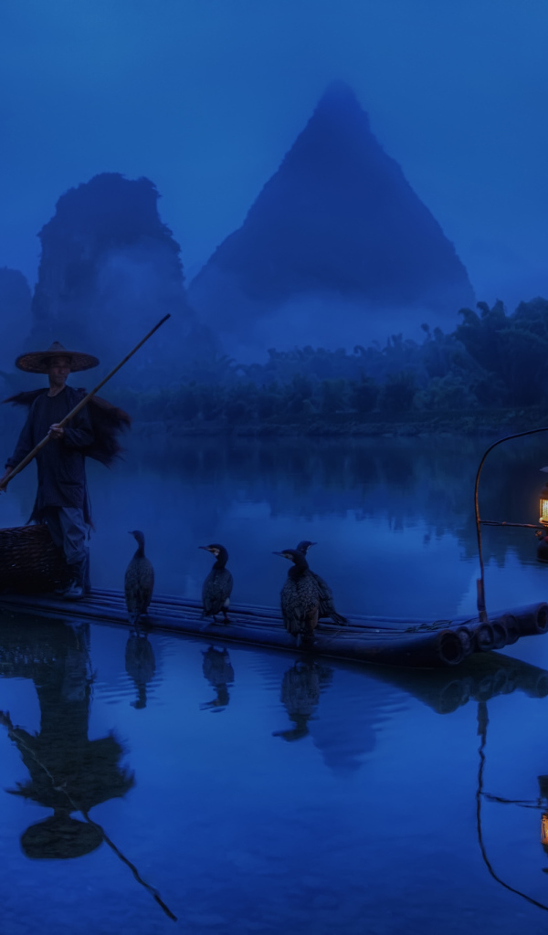 Китайский рыбак на лодке