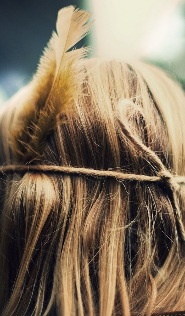 Голова с пером в волосах