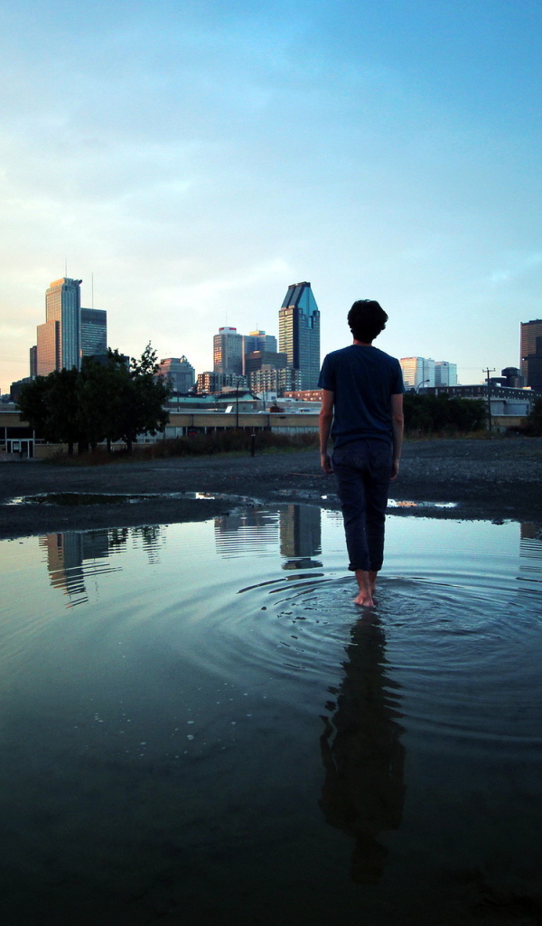 Человек идет по воде