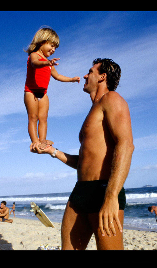 Ребенок на руке мужчины