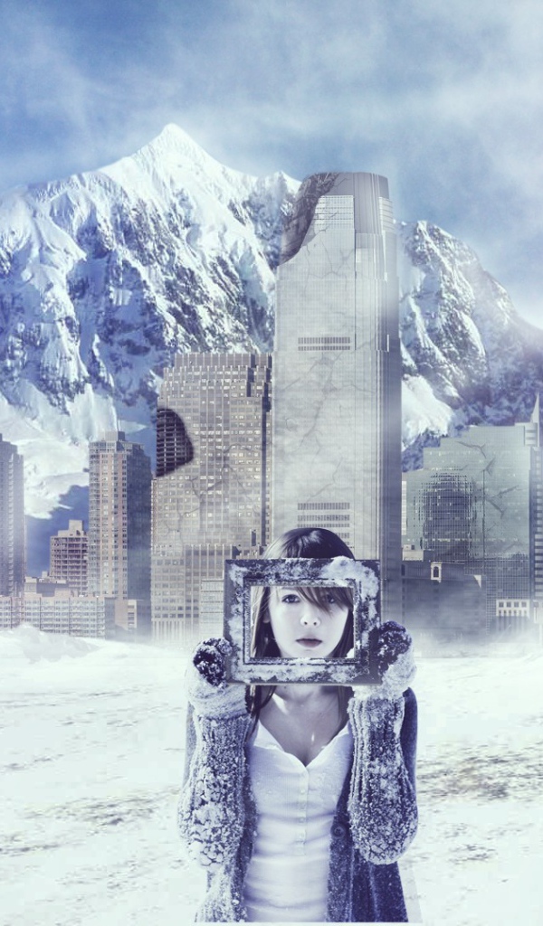 Девушка в снежных горах