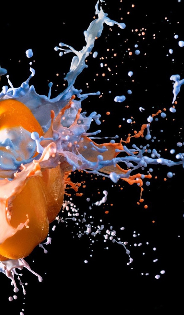 Взрыв перца на черном фоне