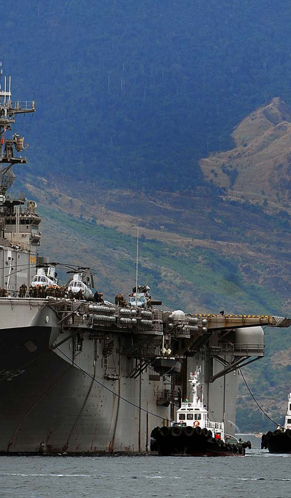 Авианосец у берега