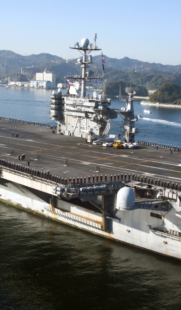 Десантный корабль в порту