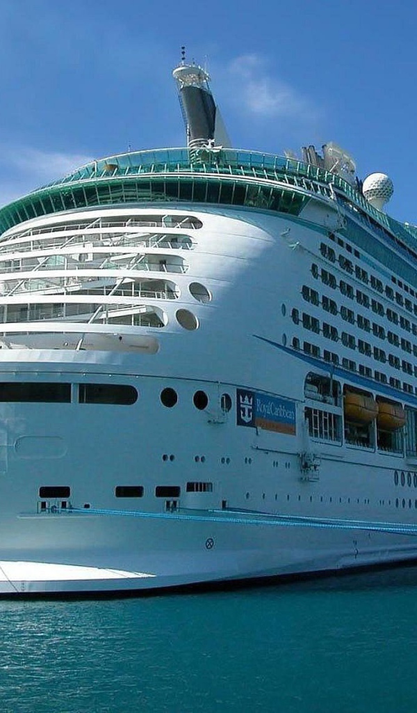 Роскошный лайнер у причала