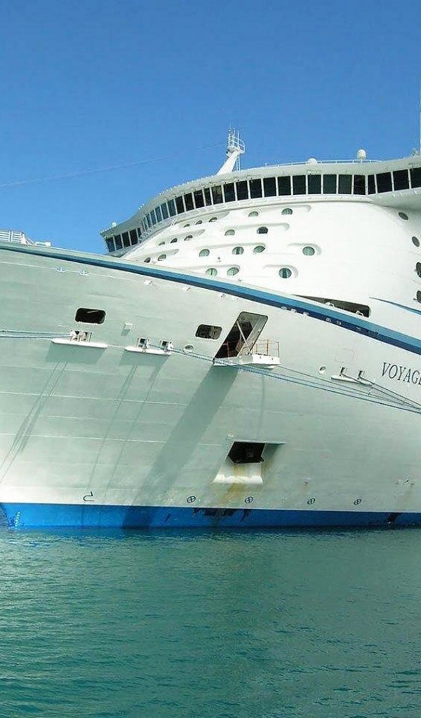 Пассажирский корабль в порту