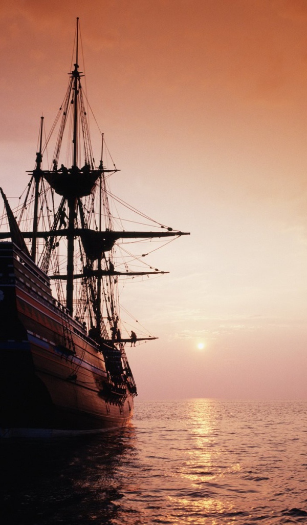 Парусник идет на закат солнца